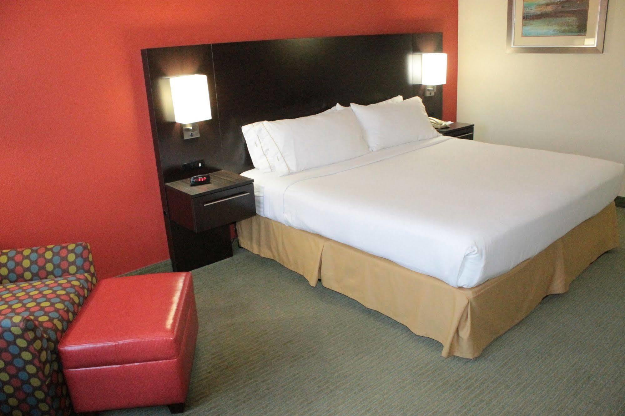 Holiday Inn Express Hotel And Suites Brownsville By Ihg Exterior photo