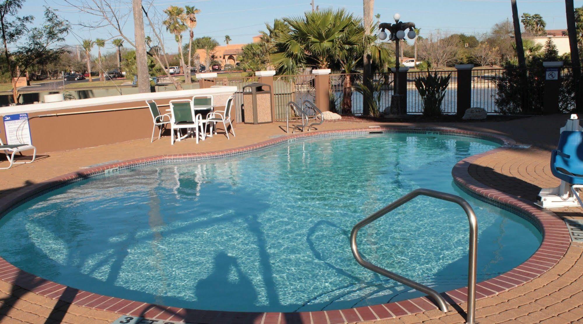 Holiday Inn Express Hotel And Suites Brownsville By Ihg Exterior photo