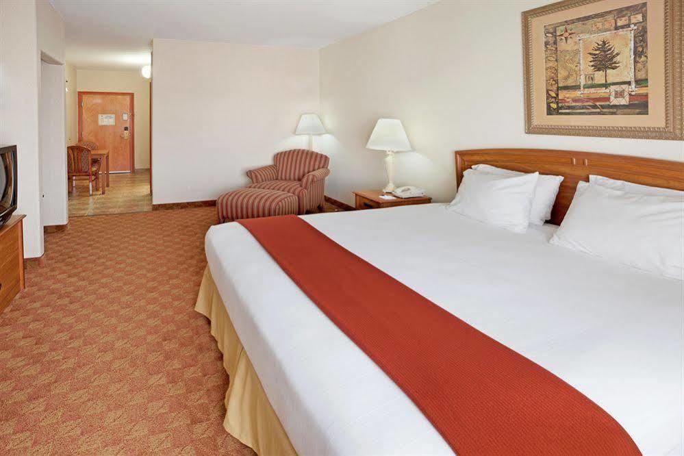 Holiday Inn Express Hotel And Suites Brownsville By Ihg Exterior photo