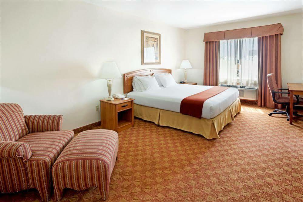 Holiday Inn Express Hotel And Suites Brownsville By Ihg Exterior photo
